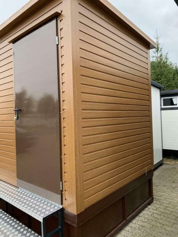 Doppelter Sanitärcontainer mit Tank