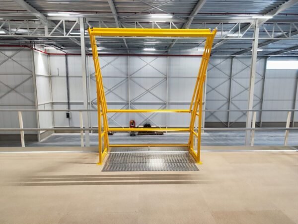 Mezzanine-Lagerplattform 10x10m| Belastbarkeit 500 kg/m² | mit Treppe, Geländer und Übergabepunkt