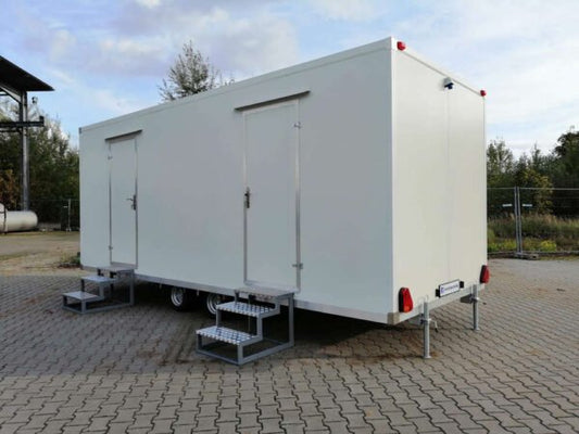 Doppelter Sanitäranhänger 5 WCs 3 Urinale 6×2,40 Meter