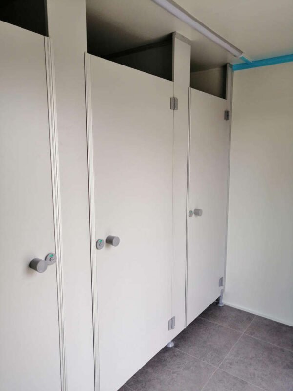 Doppelter Sanitäranhänger 5 WCs 3 Urinale 6×2,40 Meter