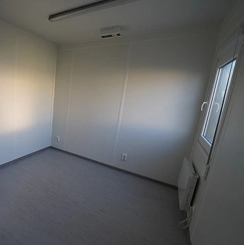 Bürocontainer /6×3 Meter mit Fenstern auf der langen rechten Seite