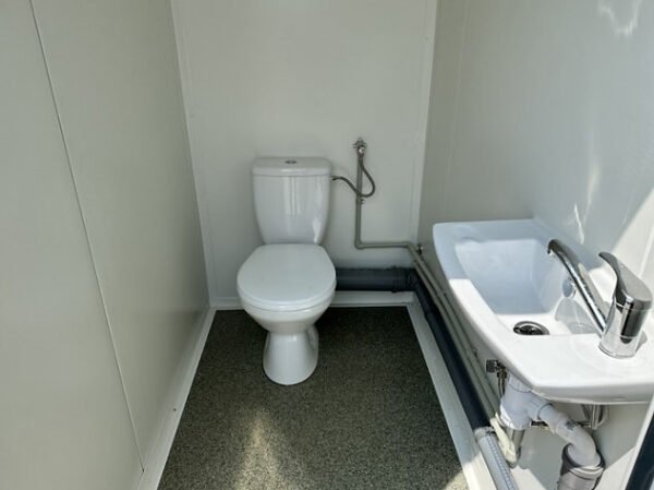 Sanitärcontainer 3 Kabinen: WC, Urinal + Boiler, Dusche