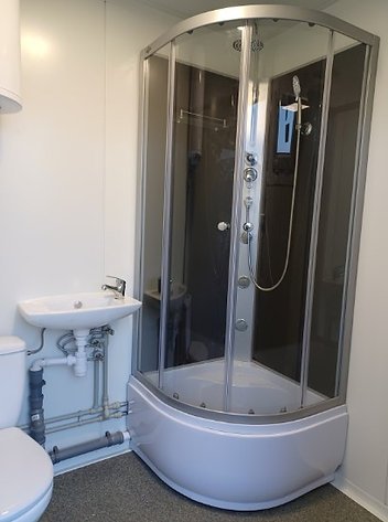 Sanitär-WC-Duschcontainer mit Boiler und Kippfenster