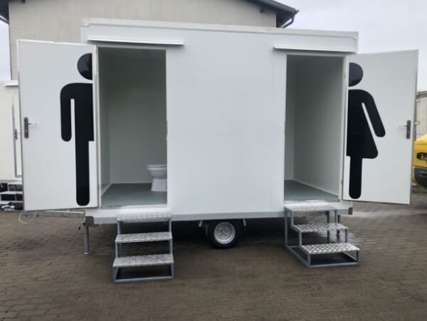 Autonomer Doppel-Sanitäranhänger