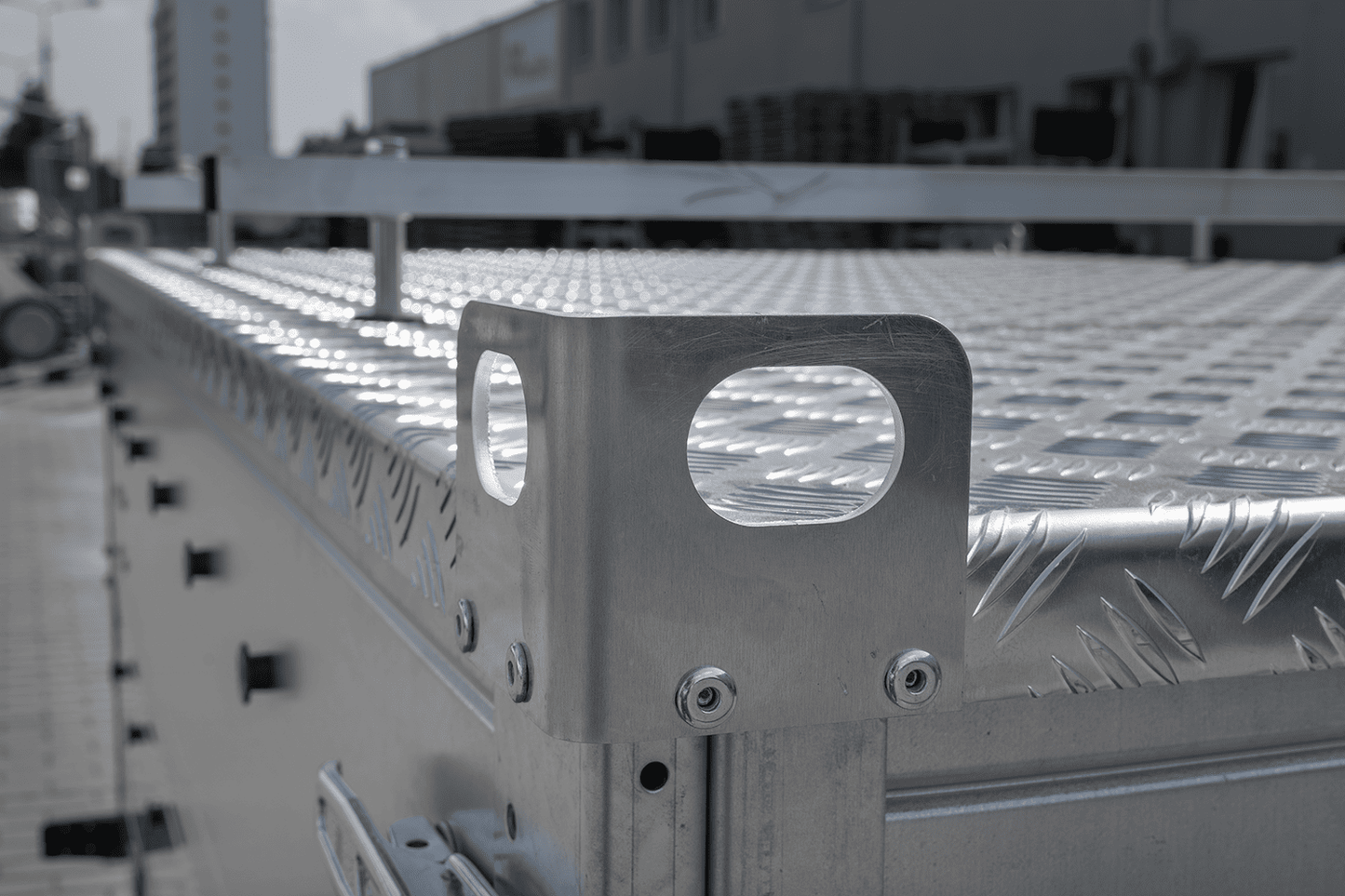 Leichter Anhänger 200x125 UNITRAILER GARDEN 201 KIPP mit BIS-Seitenwänden und Aluminiumabdeckung